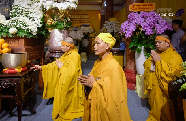 Thượng tọa Thích Minh Quang, Trưởng ban Trị sự Phật giáo Q.1, Trưởng tử Trưởng lão Hòa thượng Thích Thanh Sơn cùng môn đồ pháp quyến đón tiếp các đoàn viếng tang