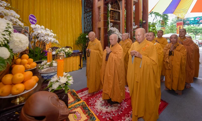 Thượng tọa Thích Giác Dũng cùng Ban Trị sự Phật giáo Q.12 dâng hương tưởng niệm