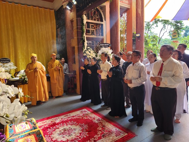 Bà Trần Kim Yến, Chủ tịch UBMTTQVN dẫn đầu phái đoàn thắp hương tưởng niệm Trưởng lão Hòa thượng Thích Thanh Sơn tại tổ đình Vạn Thọ Bà Trần Kim Yến, Chủ tịch UBMTTQVN dẫn đầu phái đoàn thắp hương tưởng niệm Trưởng lão Hòa thượng Thích Thanh Sơn tại tổ đình Vạn Thọ