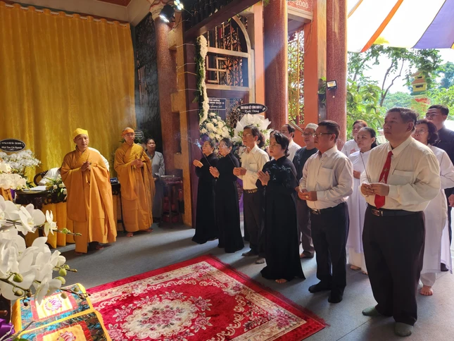 Bà Trần Kim Yến, Chủ tịch UBMTTQVN dẫn đầu phái đoàn thắp hương tưởng niệm Trưởng lão Hòa thượng Thích Thanh Sơn tại tổ đình Vạn Thọ