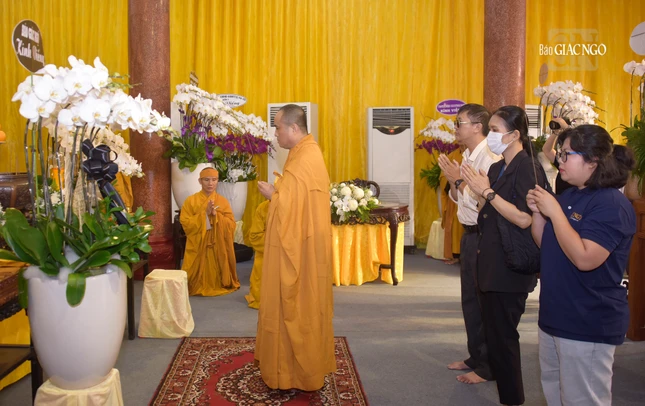 Các thành viên trong Ban Biên tập, phóng viên, nhân viên các phòng, ban viếng tang