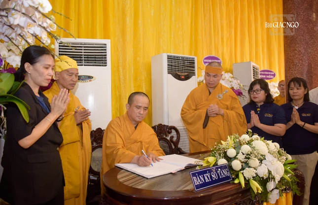 Ghi sổ tang lưu niệm