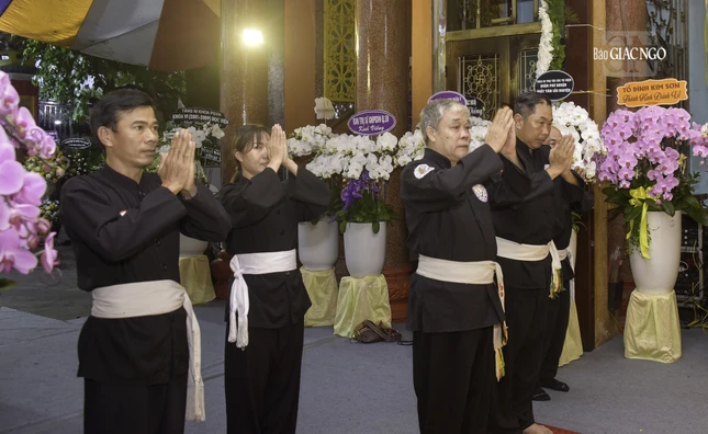 Các võ sư đến đảnh lễ tưởng niệm Trưởng lão Hòa thượng Thích Thanh Sơn