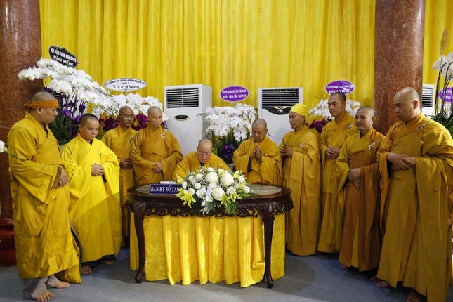 Thượng tọa Thích Đạt Đức, Trưởng ban Trị sự Phật giáo Q.Tân Bình ký sổ tang lưu niệm