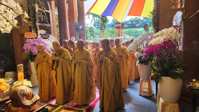 Tông phong tổ đình Giác Nguyên (Q.4) do Hòa thượng Thích Minh Nghĩa làm trưởng đoàn viếng tang