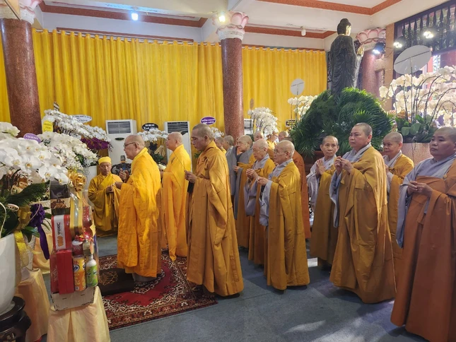 Tăng Ni tông phong Đông Hưng viếng tang