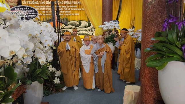 Chư Ni viếng tang