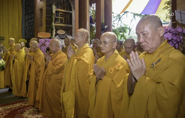 Thành kính tưởng niệm