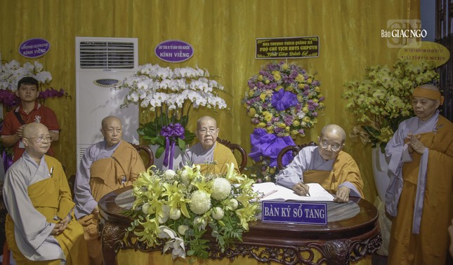 Ni trưởng Thích nữ Nhật Khương, Ủy viên Thường trực Hội đồng Trị sự, Trưởng Phân ban Ni giới T.Ư cùng các thành viên trong ban ký sổ tang lưu niệm