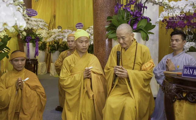 Trưởng lão Hòa thượng Thích Thanh Hùng cùng Thượng tọa Thích Minh Quang - Trưởng tử Trưởng lão Hòa thượng Thích Thanh Sơn và môn đồ pháp quyến cảm tạ T.Ư GHPGVN viếng tang