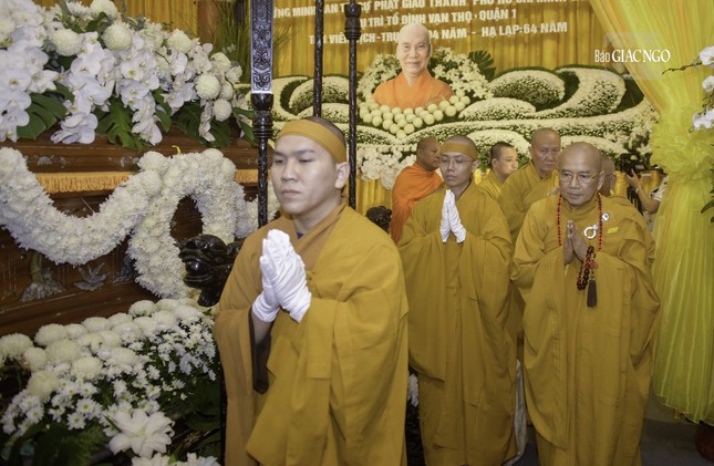 Hòa thượng Thích Khế Chơn, Phó Chủ tịch Hội đồng Trị sự, Trưởng ban Hướng dẫn Phật tử T.Ư và các thành viên trong ban hữu nhiễu kim quan