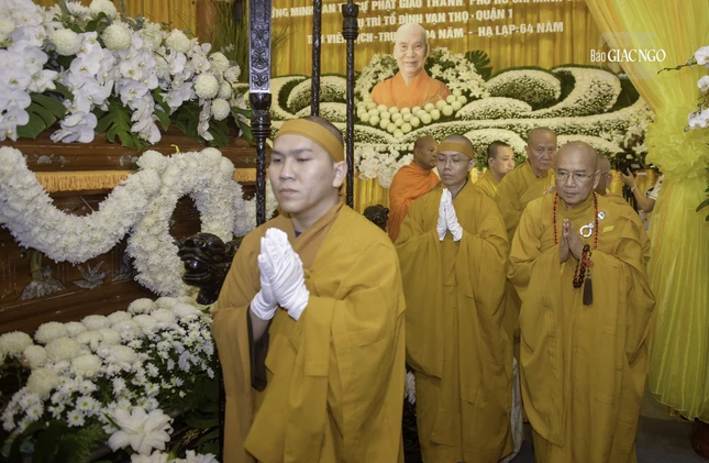 Hòa thượng Thích Khế Chơn, Phó Chủ tịch Hội đồng Trị sự, Trưởng ban Hướng dẫn Phật tử T.Ư và các thành viên trong ban hữu nhiễu kim quan