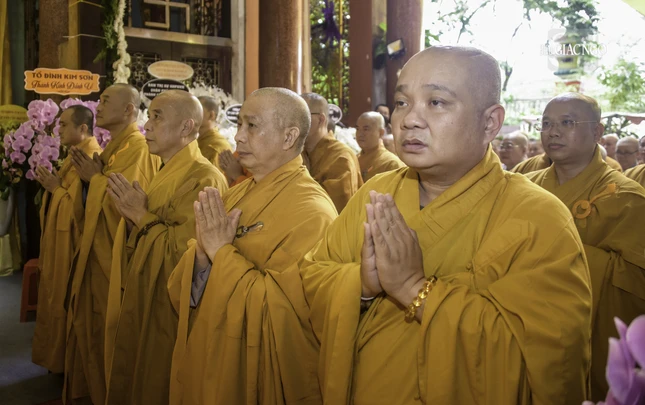 Chư tôn đức Hội đồng Trị sự viếng tang