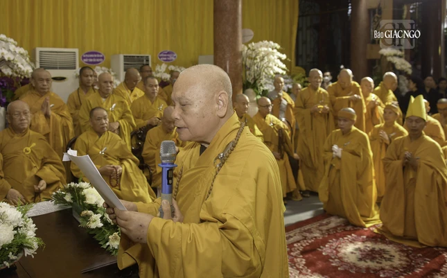 Hòa thượng Thích Thiện Nhơn tuyên đọc lời tưởng niệm của T.Ư GHPGVN