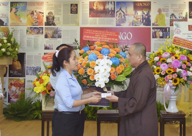 Bà Lê Thị Hờ Rin gửi lời chúc mừng đến tập thể Báo Giác Ngộ