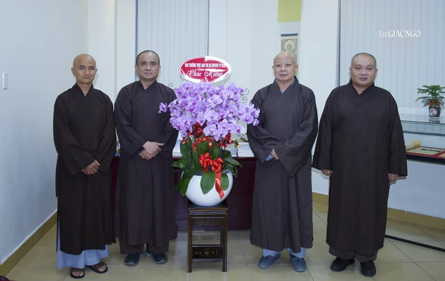 Tặng hoa chúc mừng