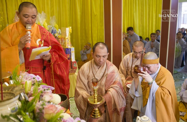 Dâng phạn thực cúng dường