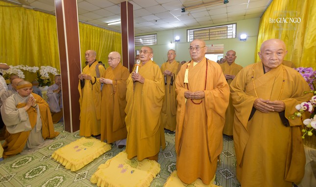 Chư tôn đức dâng hương tưởng niệm