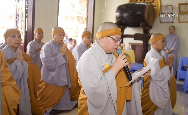 Sư cô Thích nữ An Định dâng lời tưởng niệm