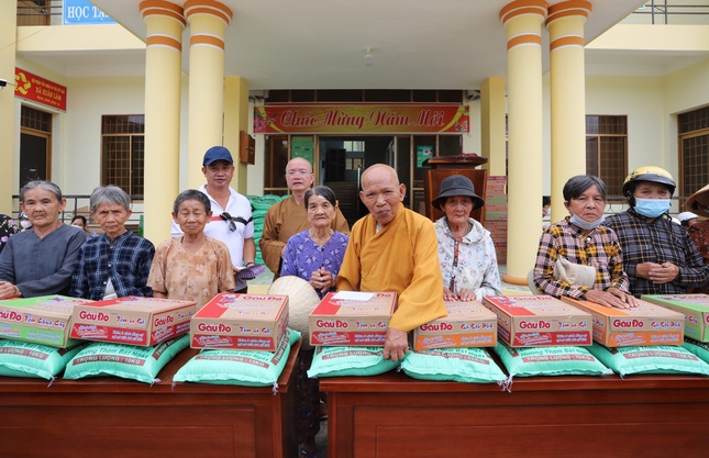 Hòa thượng Thích Đồng Tiến, Đại đức Thích Nhuận Nghiêm chia sẻ các phần quà đến người dân