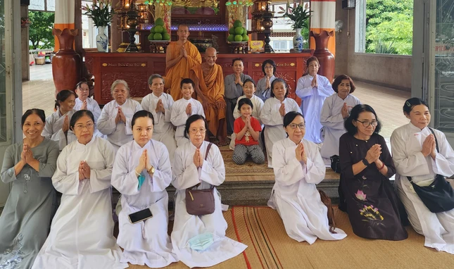 Đoàn chụp hình lưu niệm cùng Trưởng lão Hòa thượng Thích Giác Tường, Ủy viên Thường trực Hội đồng Chứng minh tại điểm an cư tịnh xá Trung Tâm