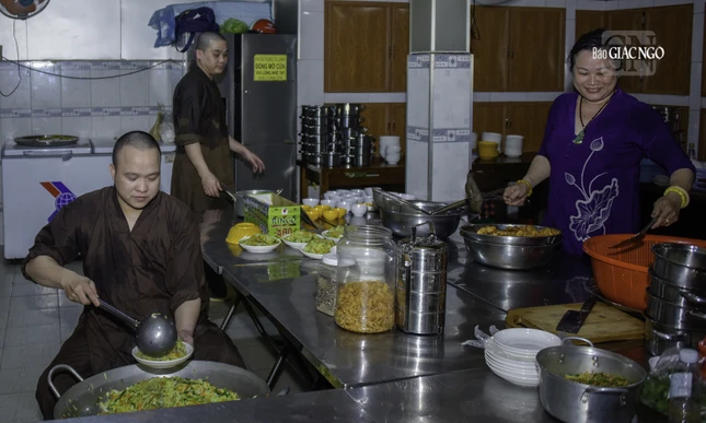 Sau thời tụng kinh hoặc pháp thoại, các hành giả theo sự phân công của Ban Chức sự chuẩn bị cho buổi lễ quá đường