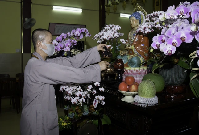 Các công việc thường ngày của các hành giả là quét dọn, lau chùi chỗ thờ Phật, chánh điện, nhà ăn, khu nghỉ ngơi, cũng như tưới cây, giặt áo quần, dọn dẹp nhà vệ sinh