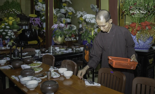 Việc hành đường với sự sắp xếp chén, bát, đũa, muỗng trên bàn ăn được chư Tăng thực hiện một cách cẩn thận, ngay ngắn