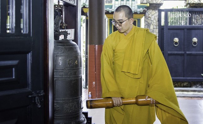 Theo thời khóa của trường hạ, mỗi ngày vào lúc 3 giờ 30 khuya, toàn thể đại chúng thức dậy để chuẩn bị cho thời khóa công phu theo truyền thống thiền môn lúc 3 giờ 45 phút