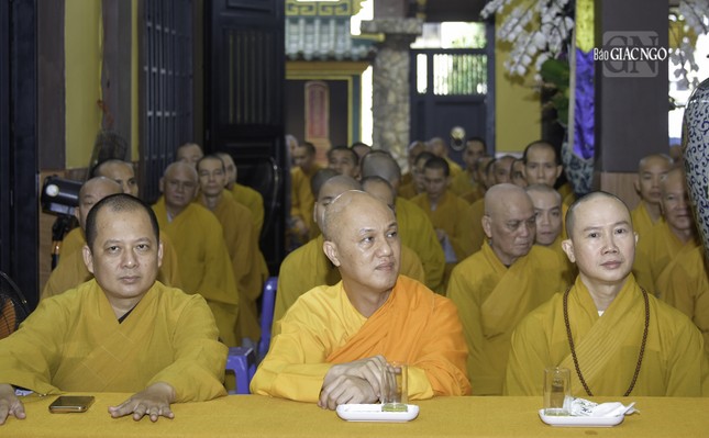 Các hành giả tập trung, lắng lòng nghe pháp