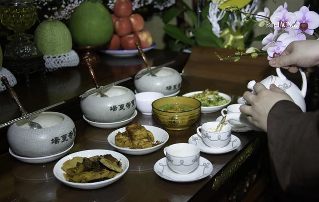 Dâng phạn thực, trà lên chư Tổ