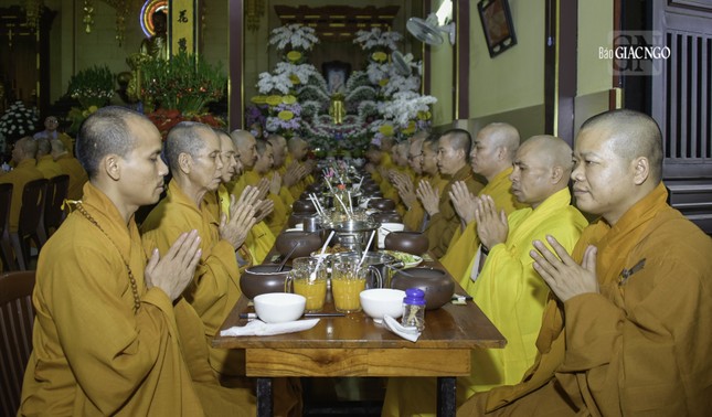 Quá đường là ăn cơm trưa trong thiền môn. Theo từ điển Phật học Huệ Quang định nghĩa: “Quá đường, còn gọi là Thượng đường hay Phó đường, nơi Tăng chúng đến thọ thực mà tâm không tham”