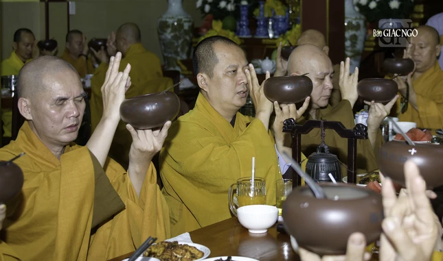 Hành giả cần phải thuộc lòng các bài kệ chú để áp dụng trong bữa ăn, từ đó giúp mình giữ gìn chánh niệm, không hướng ngoại, vọng tưởng, mơ màng trong lúc ăn