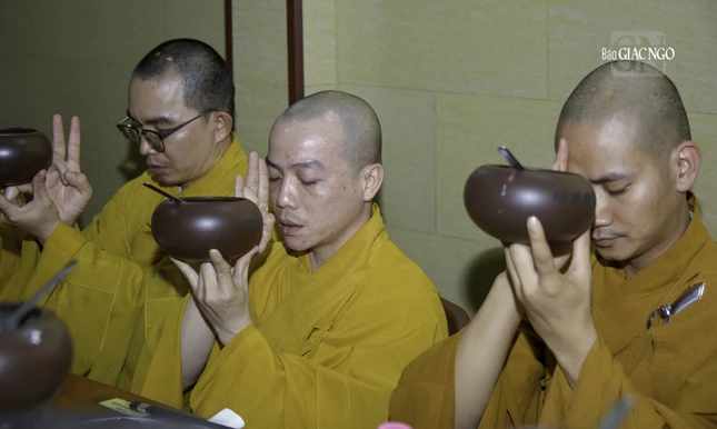 Cử bát cúng dường