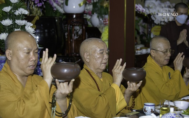 Ban Chức sự thực hiện nghi thức quá đường