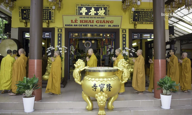 Đi kinh hành niệm Phật nhằm tập trung tâm ý, sống với thực tại trong từng sát-na, tránh để tâm thức vọng động, chạy theo những ý niệm liên miên không dứt