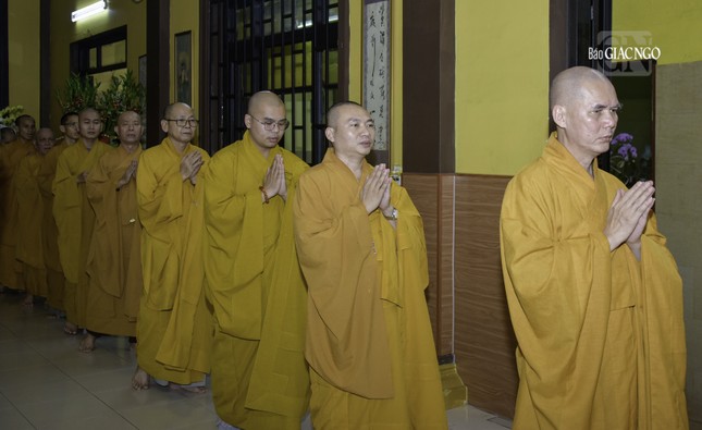 Đại chúng cùng nhau kinh hành, niệm Phật trong chánh niệm theo pháp môn Tịnh độ phổ biến trong đời sống hành trì của Phật giáo Việt Nam