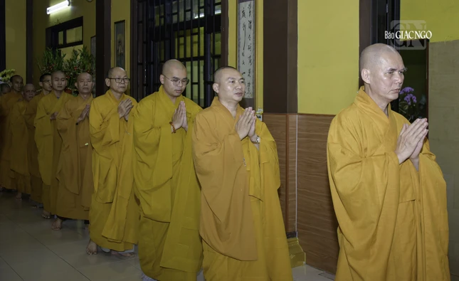 Đại chúng cùng nhau kinh hành, niệm Phật trong chánh niệm theo pháp môn Tịnh độ phổ biến trong đời sống hành trì của Phật giáo Việt Nam