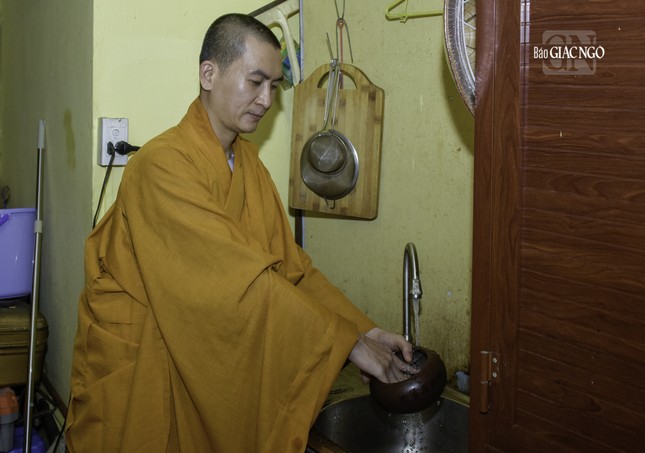 Hình ảnh một chư Tăng đang rửa bát sau khi thọ trai