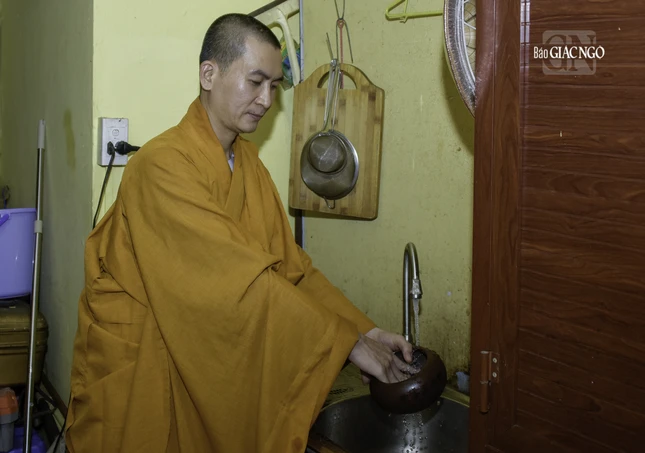 Hình ảnh một chư Tăng đang rửa bát sau khi thọ trai