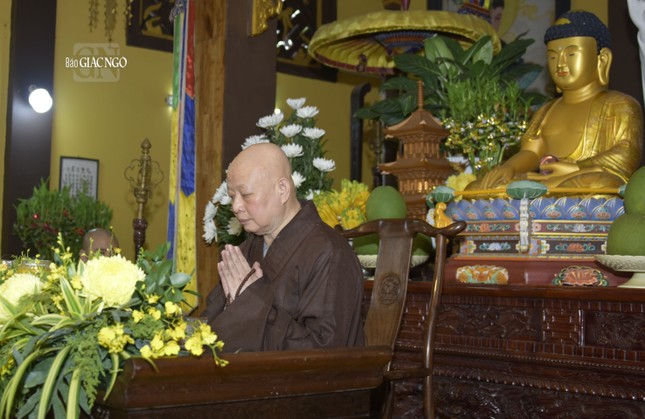 Hòa thượng Thích Lệ Trang, Trưởng ban Nghi lễ T.Ư, Trưởng ban Trị sự GHPGVN TP.HCM trong một buổi thuyết pháp với đại chúng tại hạ trường chùa Long Bửu