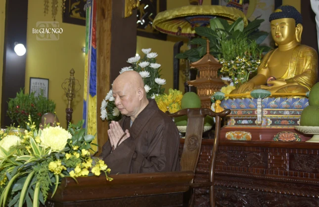 Hòa thượng Thích Lệ Trang, Trưởng ban Nghi lễ T.Ư, Trưởng ban Trị sự GHPGVN TP.HCM trong một buổi thuyết pháp với đại chúng tại hạ trường chùa Long Bửu