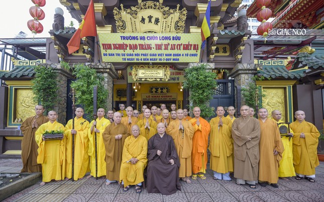 Các hành giả trường hạ chùa Long Bửu (Q.4) trong một lần chụp hình lưu niệm cùng Hòa thượng Thích Lệ Trang khi ngài đến giảng pháp
