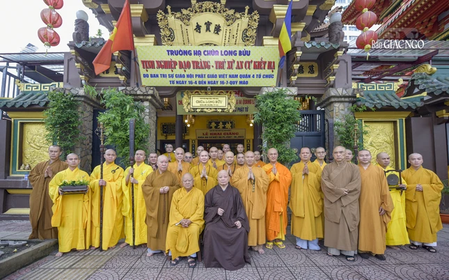 Các hành giả trường hạ chùa Long Bửu (Q.4) trong một lần chụp hình lưu niệm cùng Hòa thượng Thích Lệ Trang khi ngài đến giảng pháp