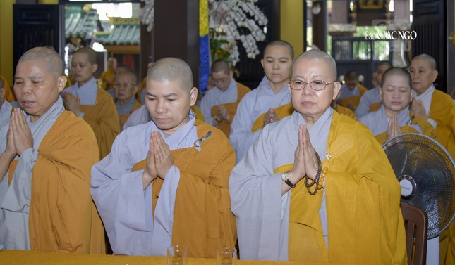 Chư Ni các tự viện trên địa bàn quận cũng vân tập về hạ trường chùa Long Bửu để cùng tham dự các thời pháp thoại
