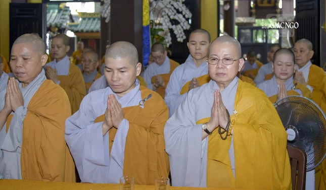 Chư Ni các tự viện trên địa bàn quận cũng vân tập về hạ trường chùa Long Bửu để cùng tham dự các thời pháp thoại