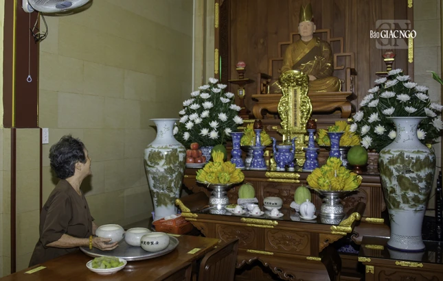 Một Phật tử đang chuẩn bị thức ăn dâng cúng các vị tổ thầy