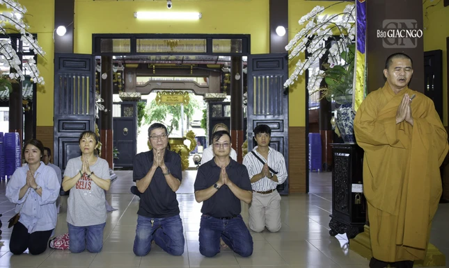 Trong 3 tháng an cư thì sự hộ trì của hàng cư gia bá tánh là điều vô cùng trọng yếu để giúp các hành giả an tâm tu học