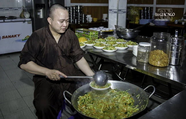 Một hành giả đang chuẩn bị thức ăn cho đại chúng