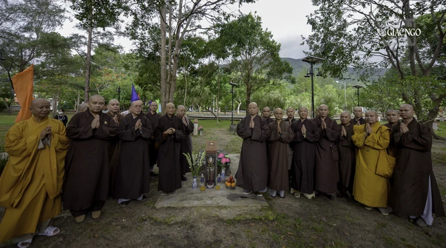 Chư tôn đức lưu niệm bên phần mộ của Đại đức Thích Hành Tuệ trong tình linh sơn pháp lữ